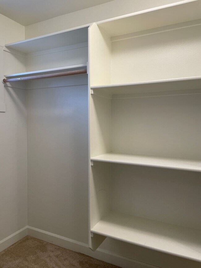 Building Photo - LUXURY 4 BD TOWNHOME! GATED PARKER VILLAGE...