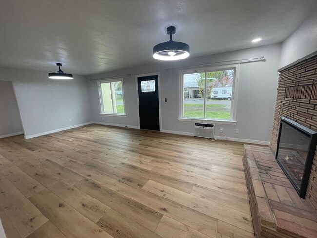 Building Photo - 1-148 1/2 Winema Way