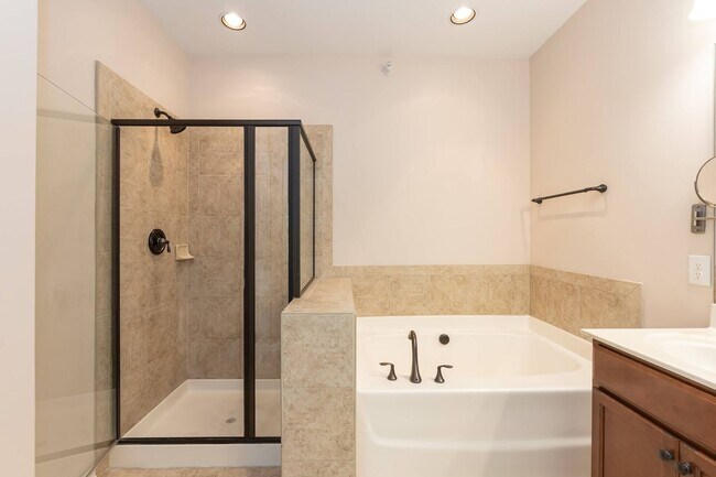 Building Photo - GORGEOUS Well maintained Two Bedroom Townh...