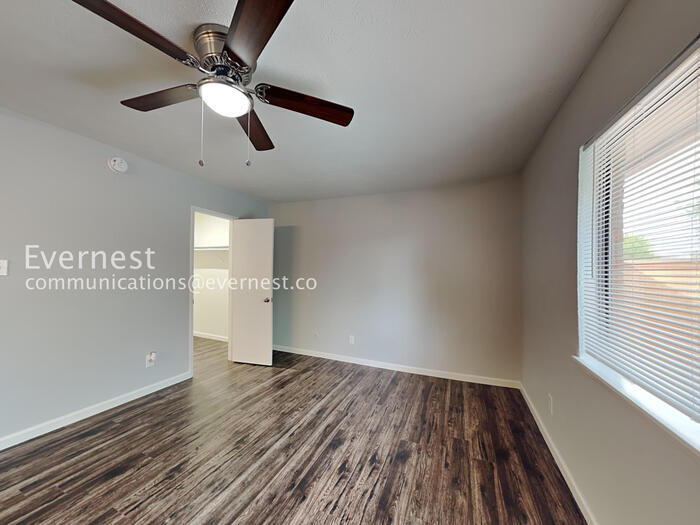 Building Photo - 2117 Newbury Dr