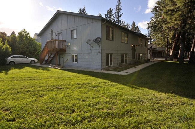 Building Photo - 2 bed 1 bath apartment (4plex building) lower unit