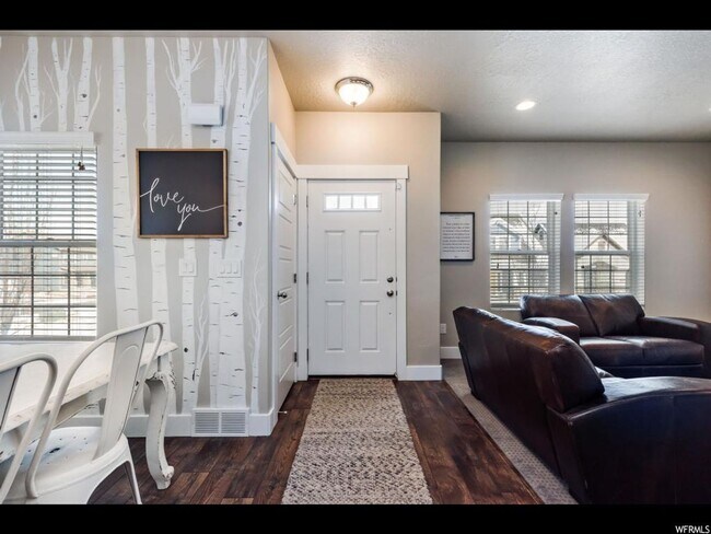 Building Photo - Great Daybreak Home Available March 1!