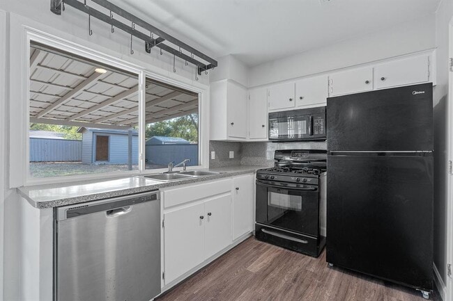 Building Photo - 504 Seminole Dr