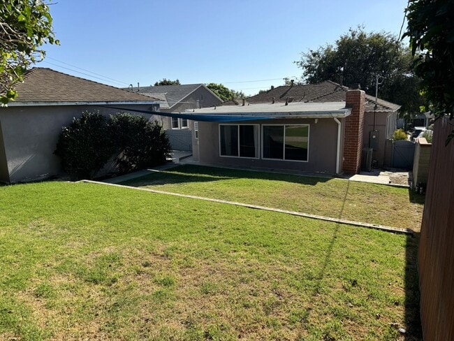 Building Photo - Spacious 4+2 SFR, 3 blocks from LMU, firep...