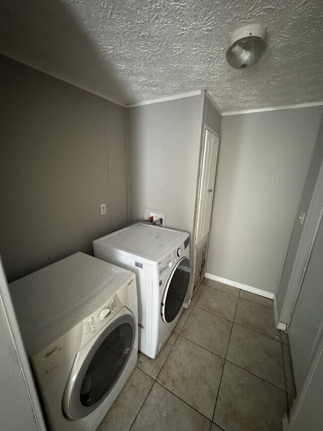 Building Photo - "Charming 3-Bed Oasis in Gibsonton – 1,235 Sq. Ft. of Cozy Living!"