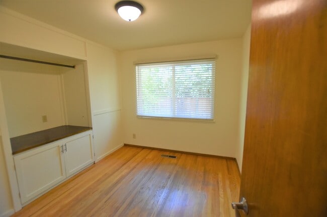 Building Photo - Beautiful 1,396 square foot home situated in the desirable Noddin Neighborhood