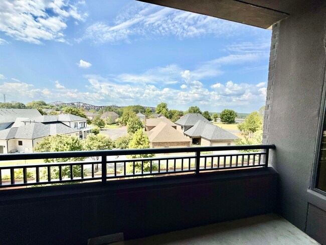 Building Photo - 717 Riverside Dr