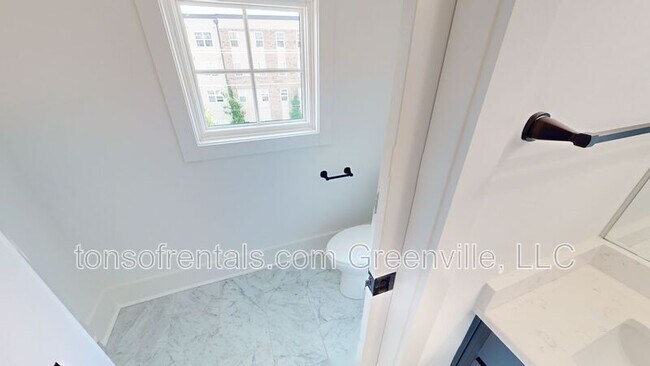 Building Photo - 33 Thruston St