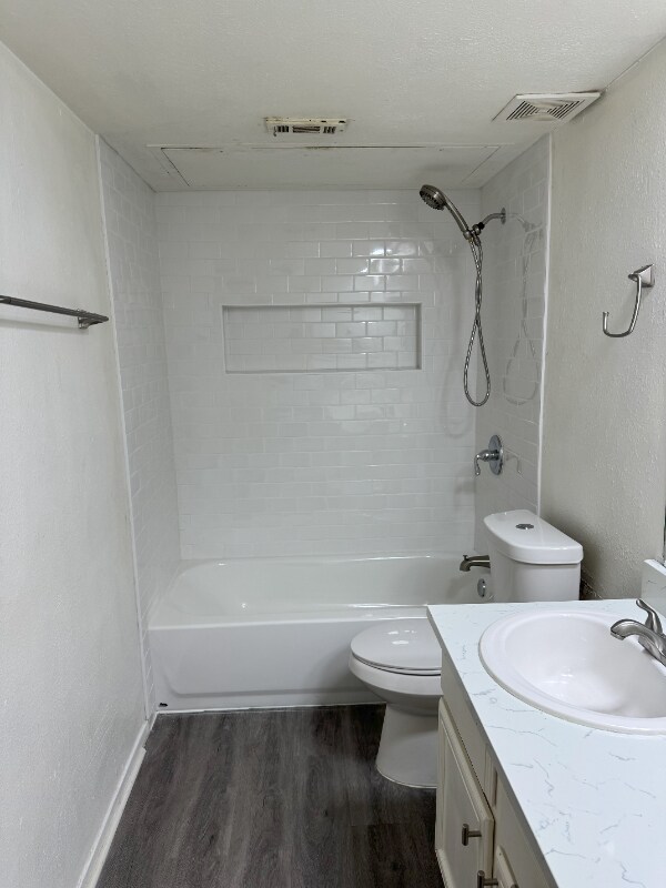 Building Photo - 5414 Lakeview Pkwy