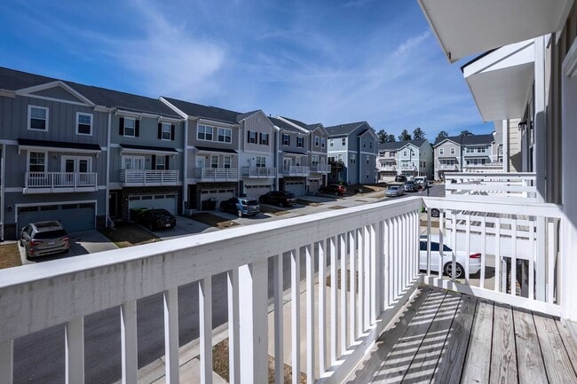 Building Photo - Four Bedroom Townhome!