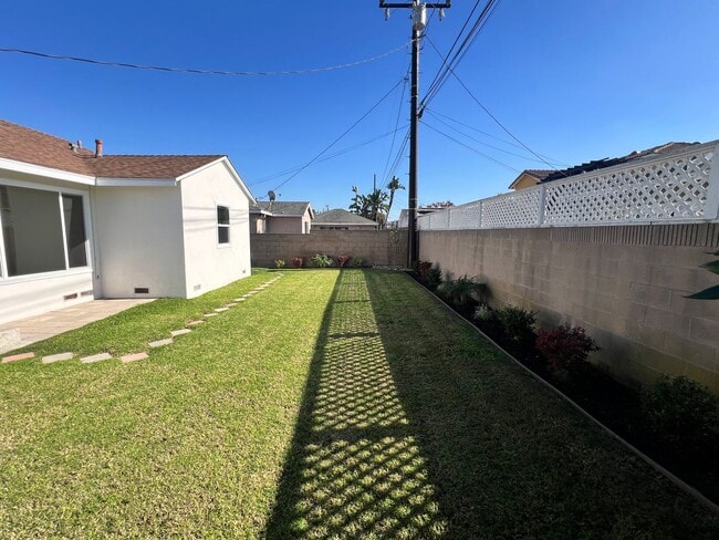 Building Photo - Beautifully Maintained 3 bedroom home