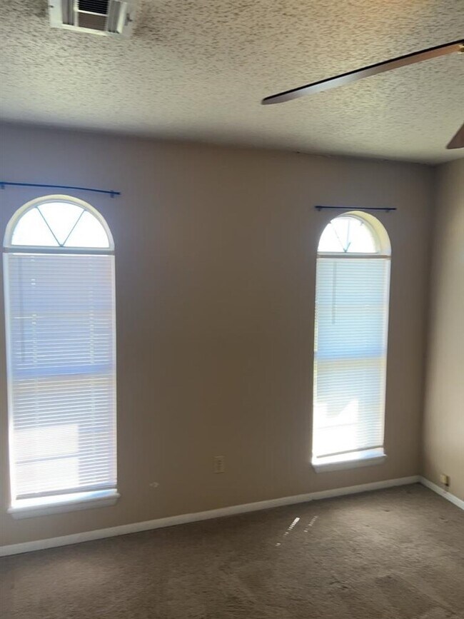 Building Photo - 119 SE Surrey Ln