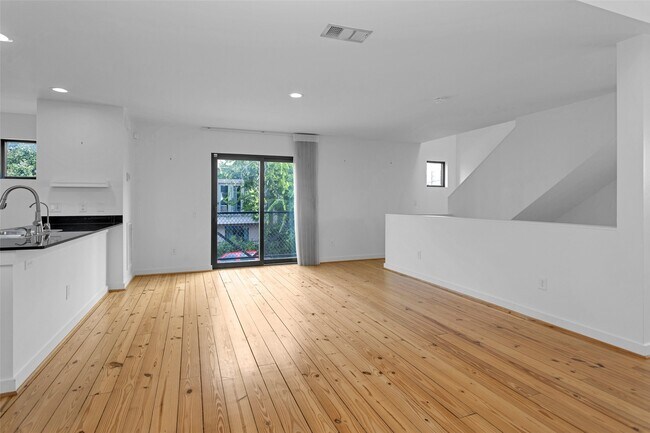 Building Photo - 5105 Lillian St