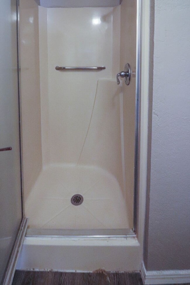 Building Photo - Cozy & Updated