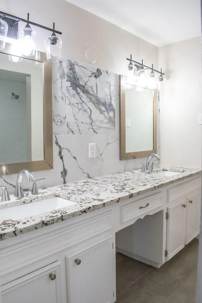 primary bath - 6736 Starnes Rd