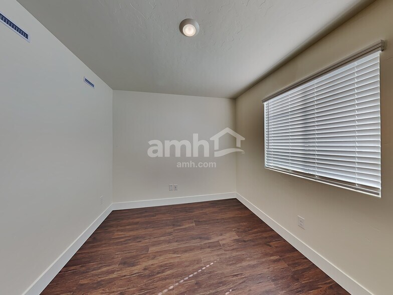 Building Photo - 1350 N Barkvine Ave