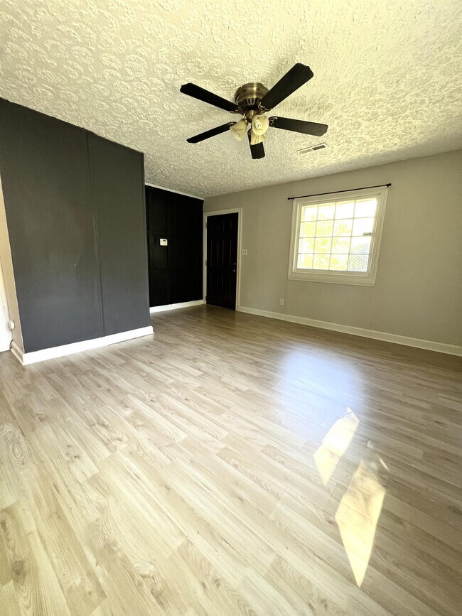 Building Photo - 1311 Joyce St