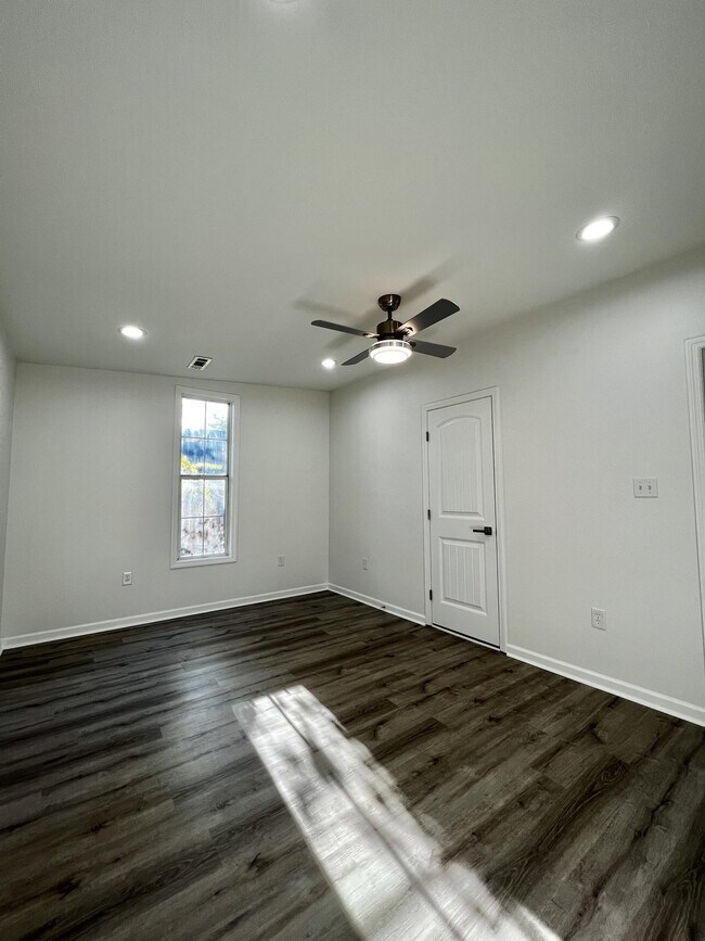 Building Photo - 947 Clark St