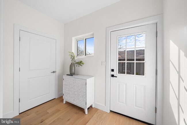 Building Photo - 705 Preston Ave