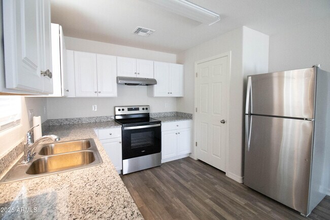 Building Photo - 1675 E Judi St