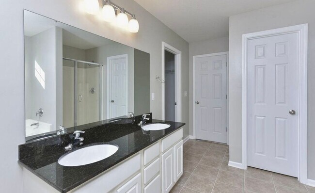 Building Photo - Enjoy the perfect blend of luxury, comfort...