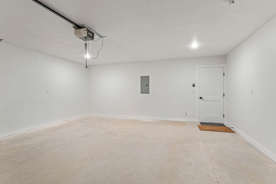 Building Photo - 1982 S Razorback Rd