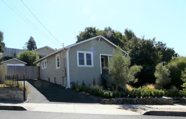 Building Photo - Updated 2 Bedrooms, 1 Bath Alta Heights Home Near Downtown Napa
