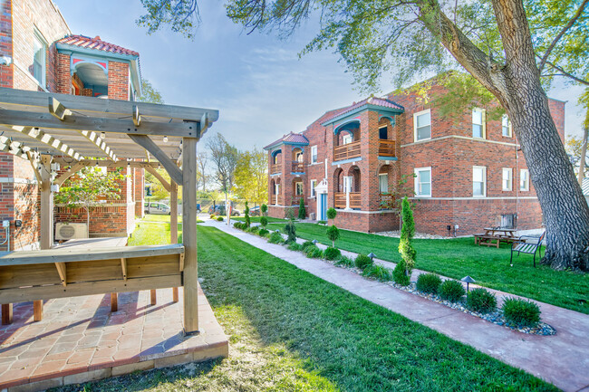 Building Photo - Courtyard On Maple Apartments-Student Housing