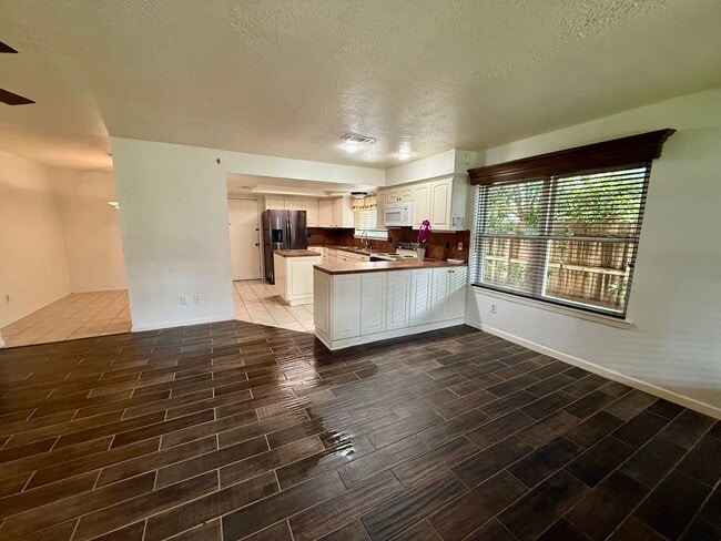 Building Photo - 9407 Pinole Ln