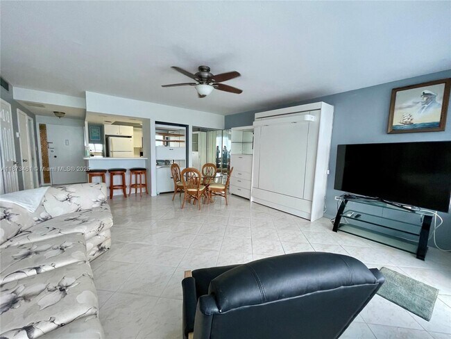 Building Photo - 3111 N Ocean Dr