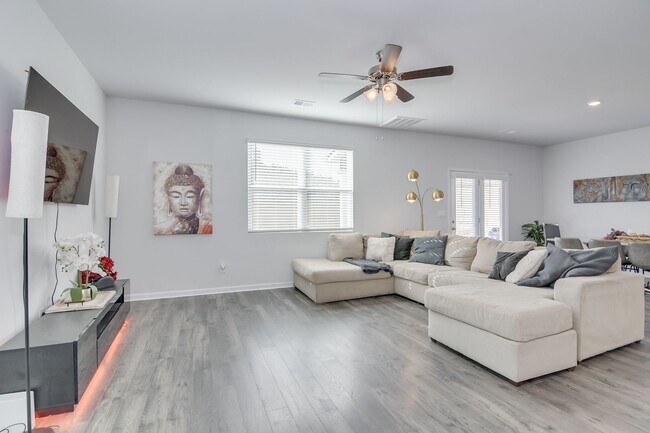 Building Photo - 4 Bedroom 3 Bathroom Two Story Home