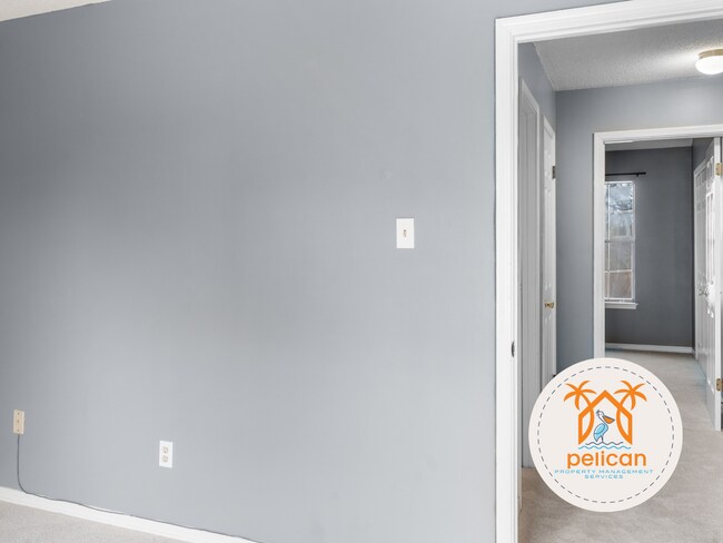 Building Photo - Bright townhome in the heart of Pensacola