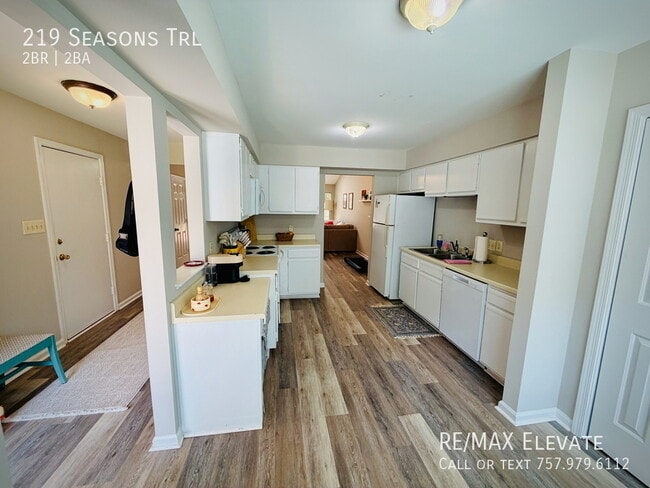 Building Photo - 219 Seasons Trail