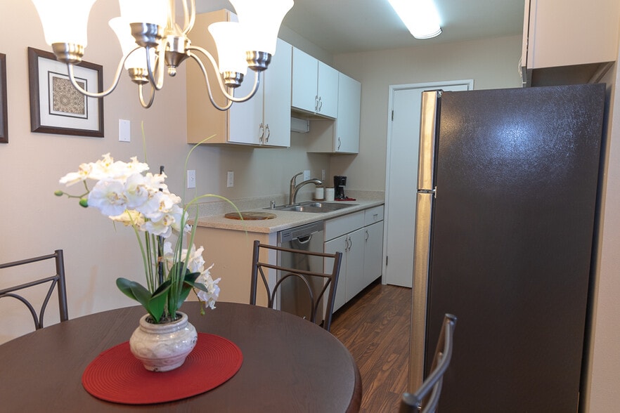 Kitchen/Dinning Area - Silver Lake Apartments