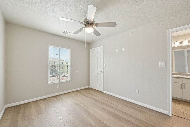 Building Photo - 254 Plez Morgan Dr