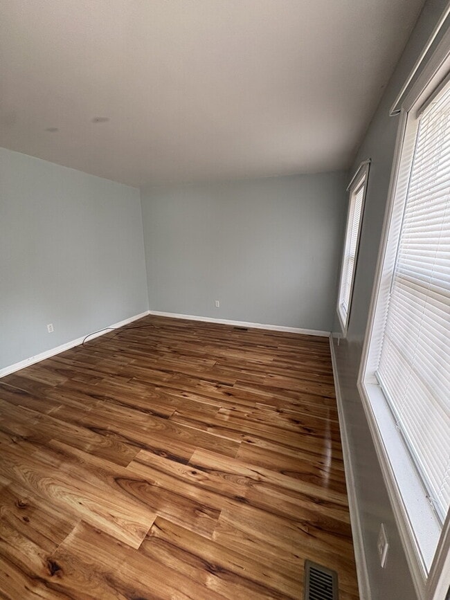 Building Photo - 123 Arthur Ct