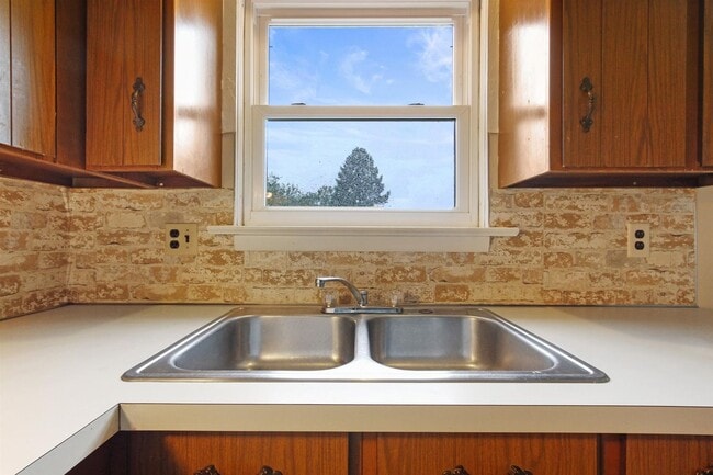 Building Photo - Coming Soon - 2 Bedrooms 1 bath - Dallasto...