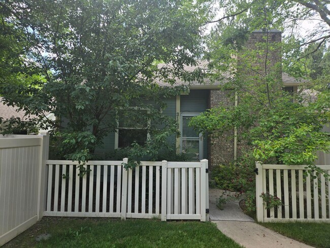 Building Photo - 3B/3B in The Shores with Finished Basement...