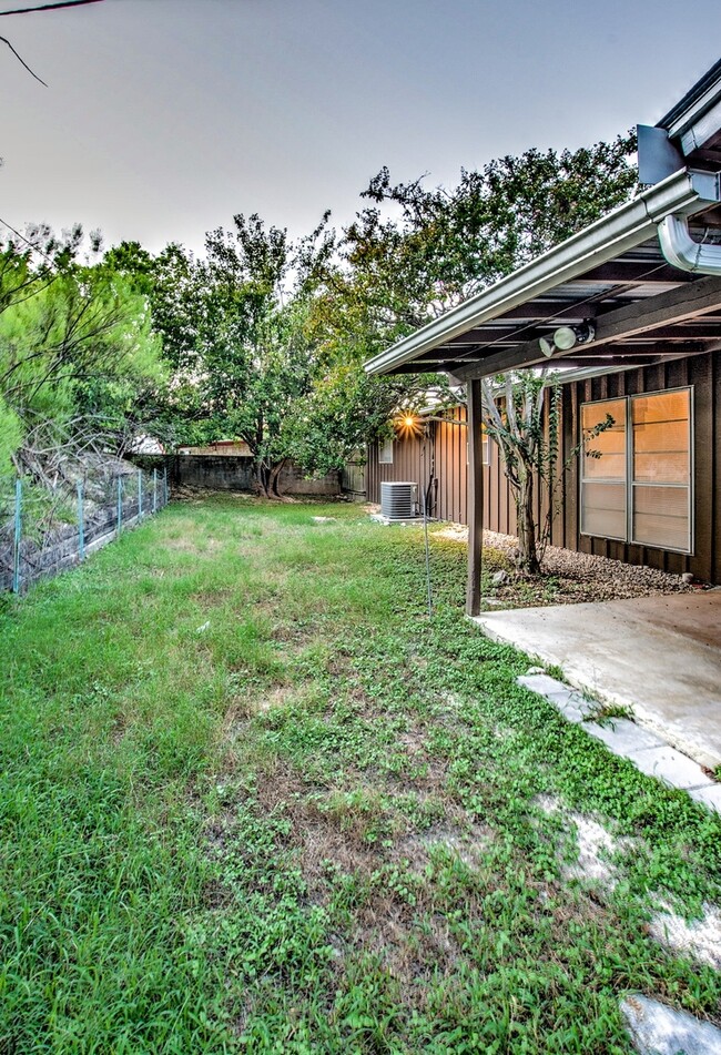 Building Photo - Great Views On Loma Vista!