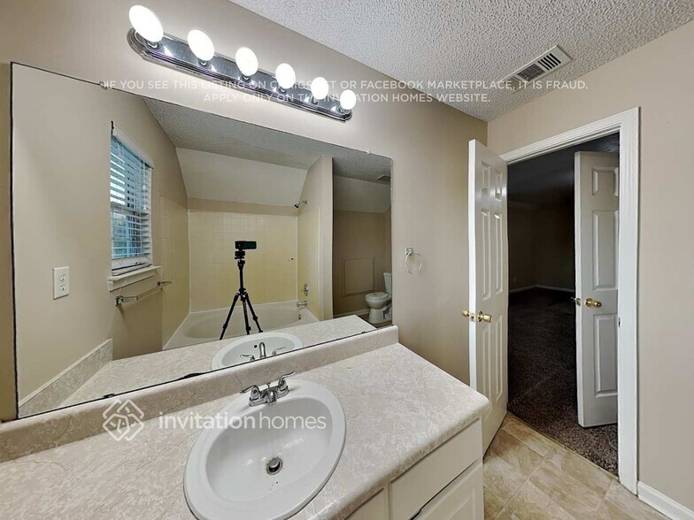 Building Photo - 3700 Pointe Cir