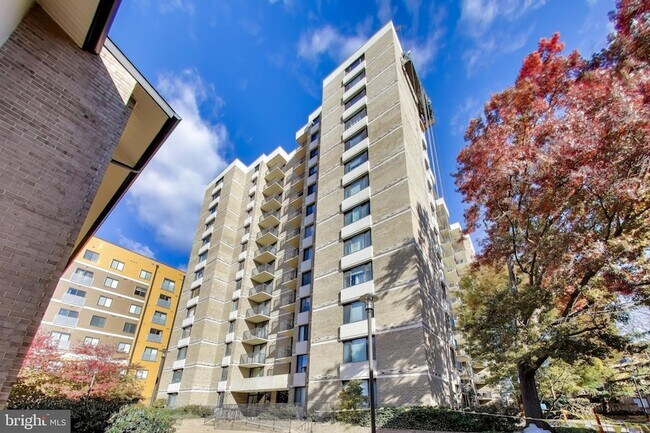 Building Photo - 4 Monroe St