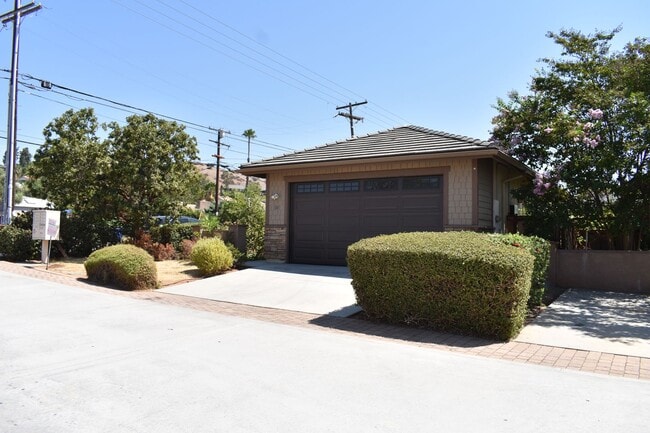 Building Photo - 1341 Greenfield Dr