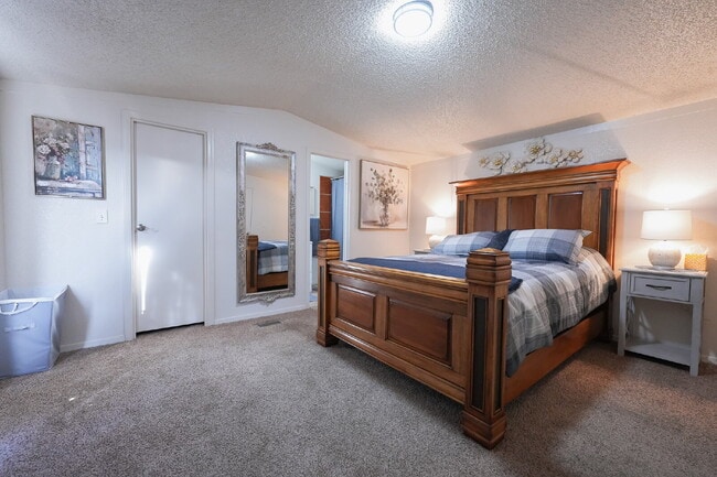 Building Photo - Modern 2-Bedroom/2 Bath Home