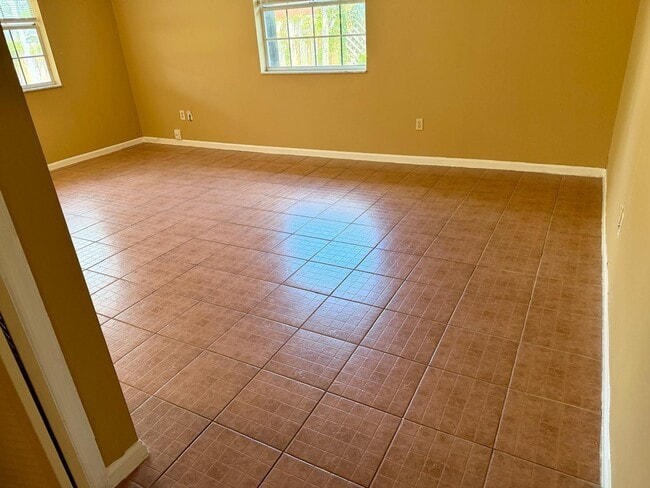 Building Photo - 1235 Rowayton Cir
