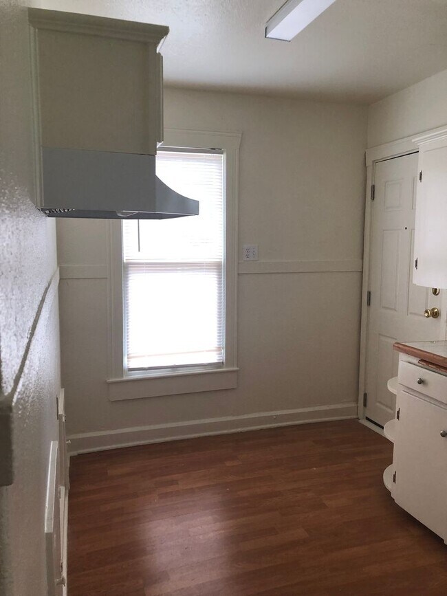 Building Photo - 1 Br Duplex - Available Now