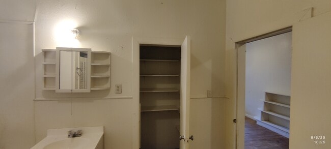 Building Photo - 118 Maple St