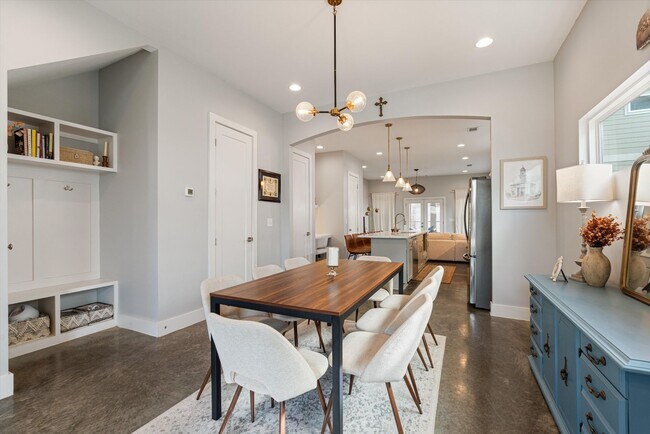 Building Photo - Beautiful Home in Nashville!