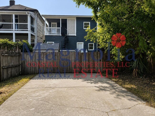 Building Photo - First floor 2 bedroom unit in the Heart of Downtown Savannah!