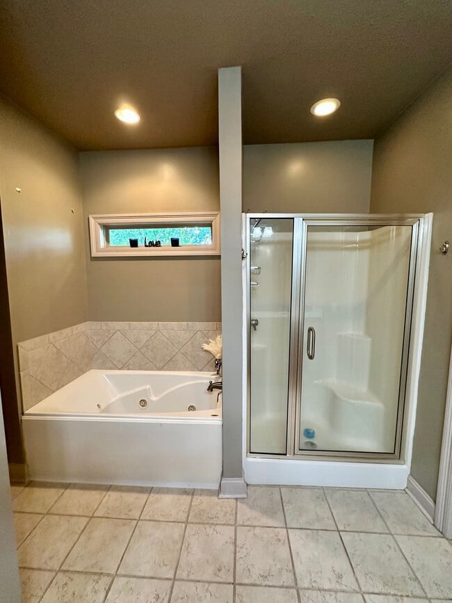 Building Photo - Beautiful 2 Bed/ 2.5 Bath Townhome In Gate...