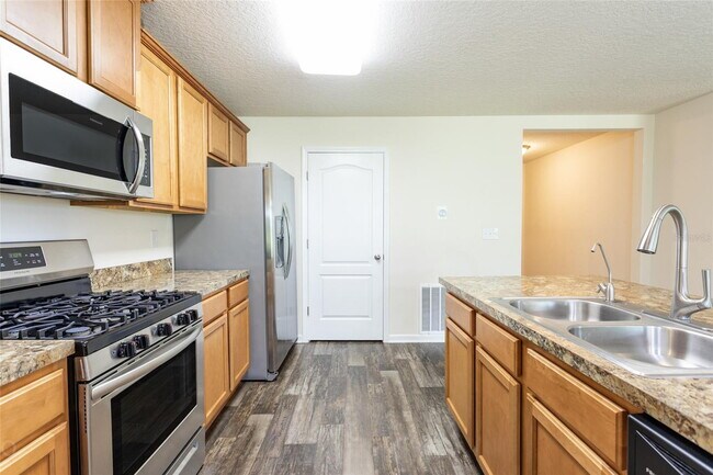 Building Photo - "Charming 3-Bedroom Home with 2 Baths and ...